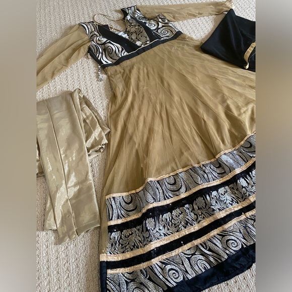 Indian suit - Picture 2 of 3